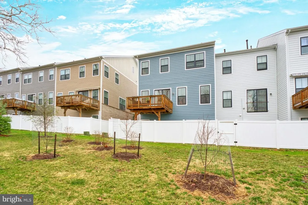 19006 CORAL REEF SQUARE Leesburg, VA 20176
