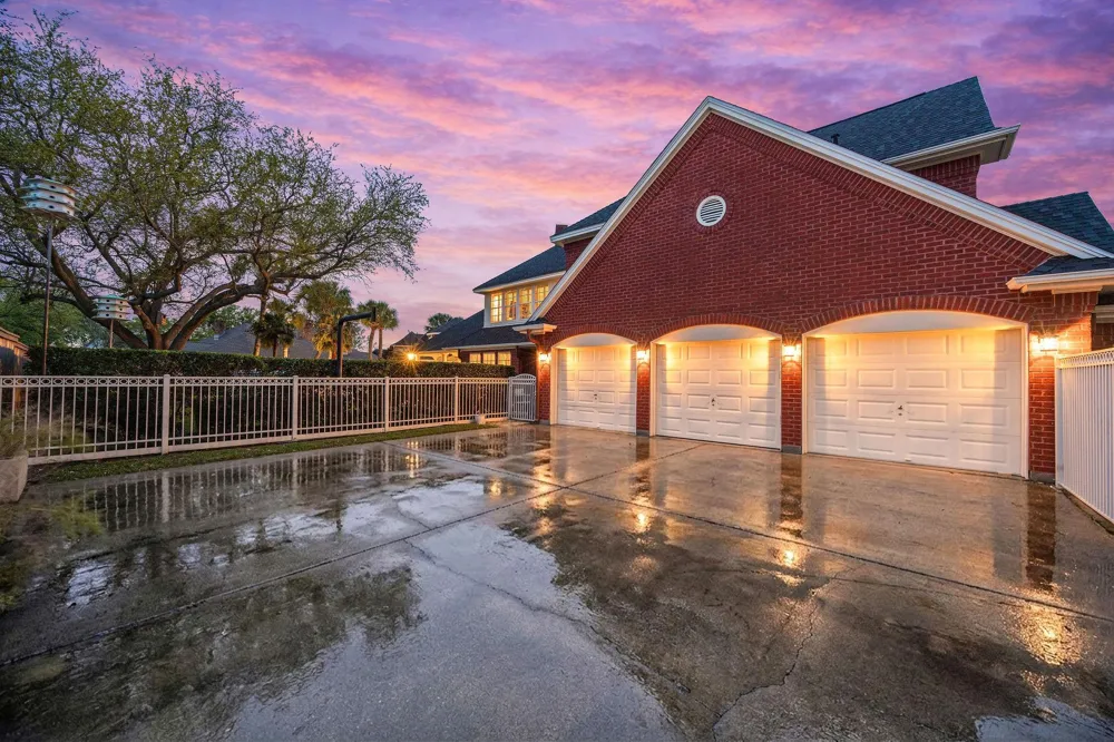 2821 Reynolds Port Neches, TX 77651