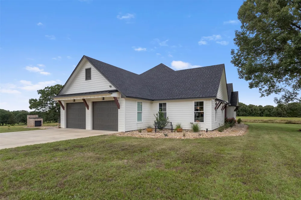 2408 Vz County Road 3104 Edgewood, TX 75117