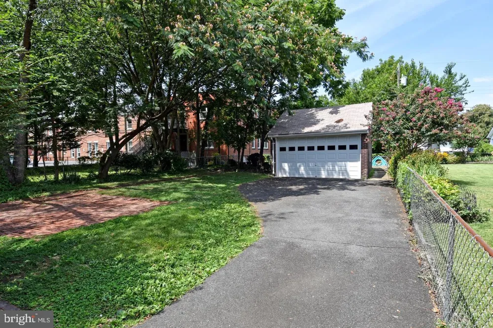 633 24TH STREET S Arlington, VA 22202