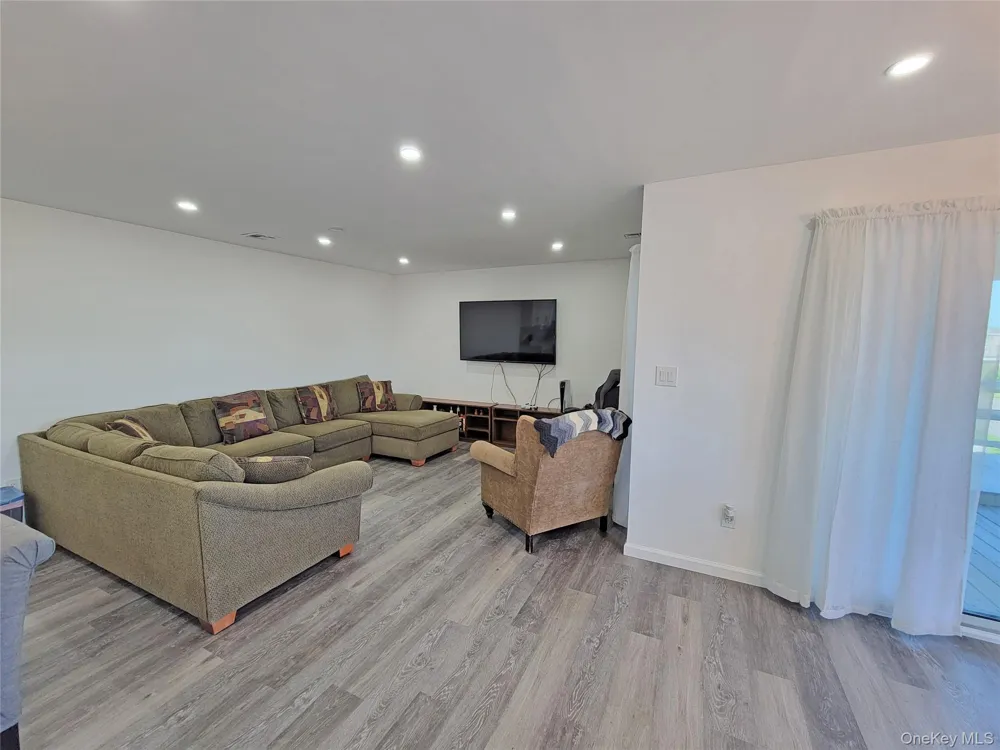 23 Dalny Place Sayville, NY 11782