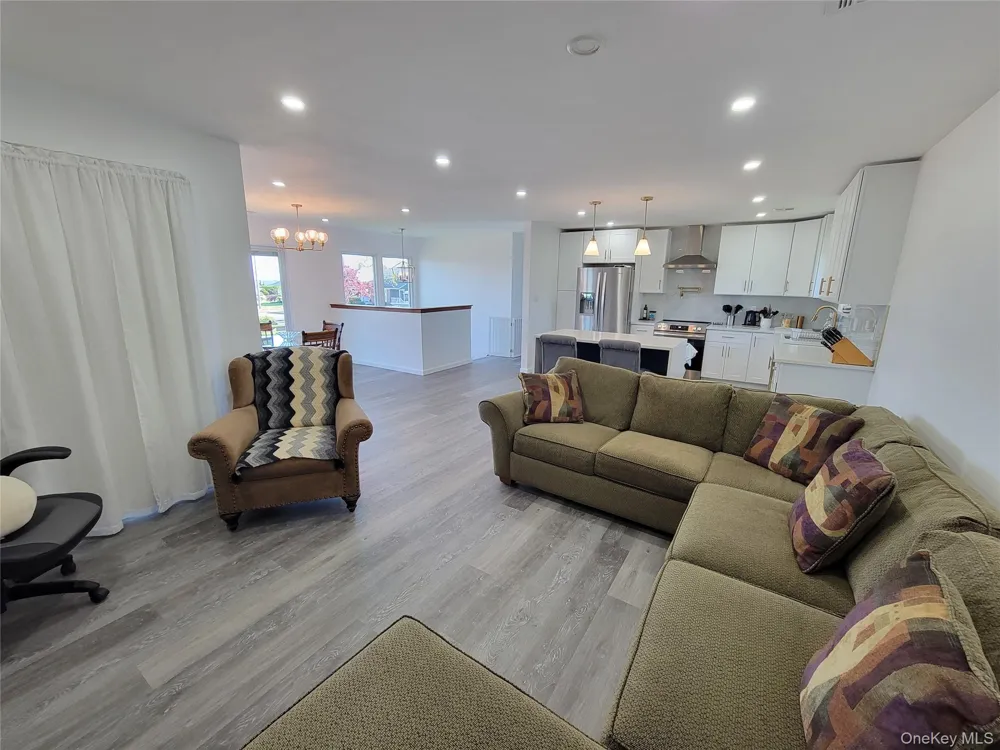 23 Dalny Place Sayville, NY 11782