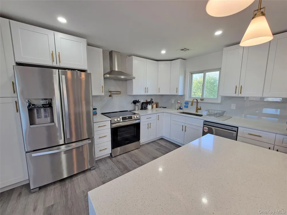 23 Dalny Place Sayville, NY 11782
