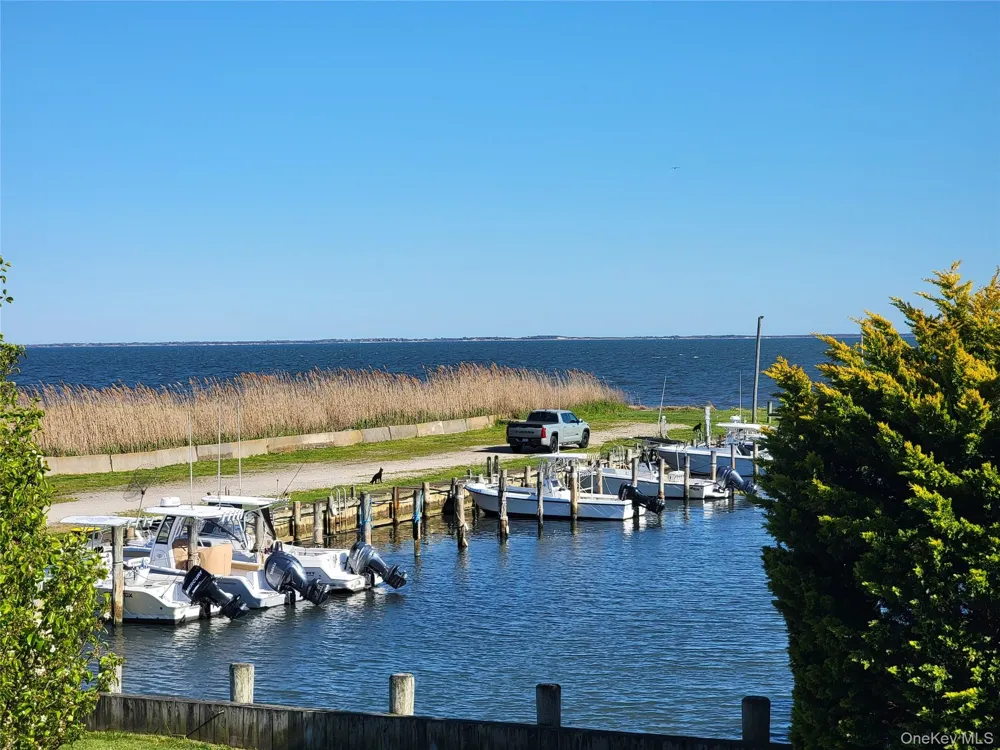 23 Dalny Place Sayville, NY 11782
