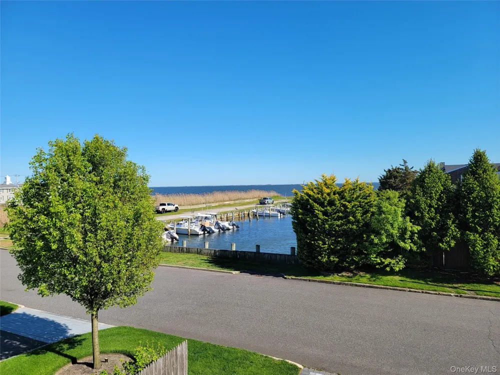 23 Dalny Place Sayville, NY 11782