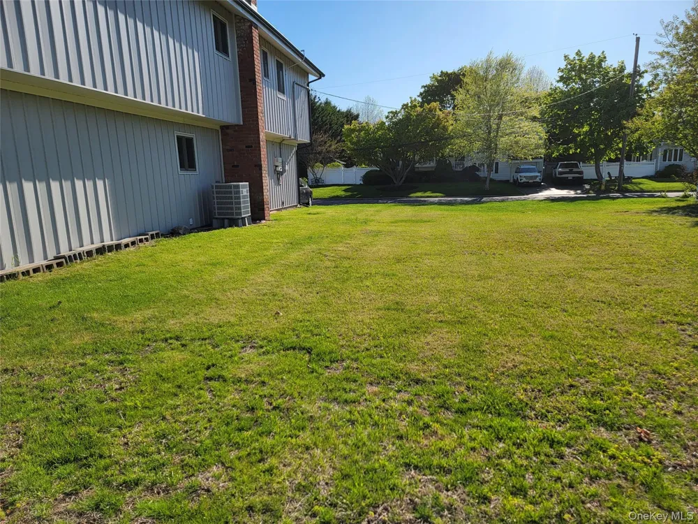 23 Dalny Place Sayville, NY 11782