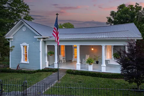 1586 Main St