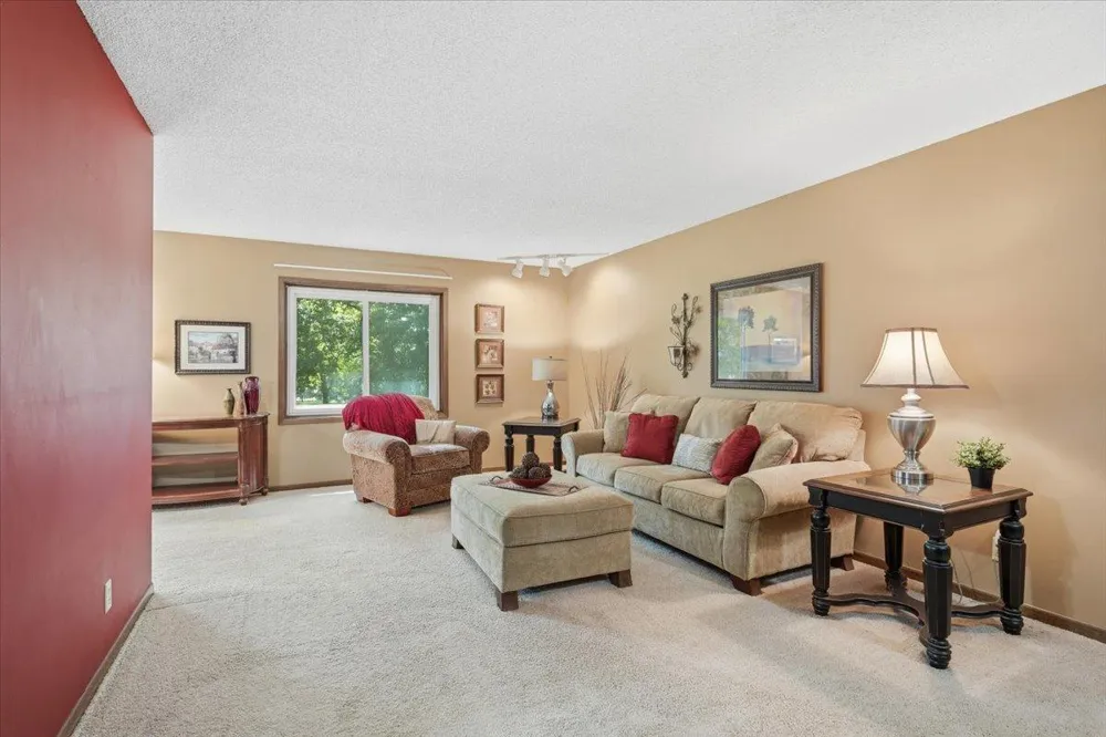 4342 Buckingham Court #1605 Vadnais Heights, MN 55127