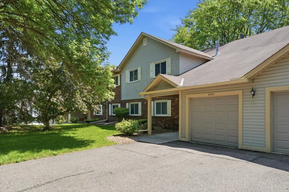 4342 Buckingham Court #1605 Vadnais Heights, MN 55127
