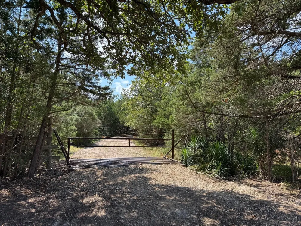 13115 Schoenemann Road Carmine, TX 78932