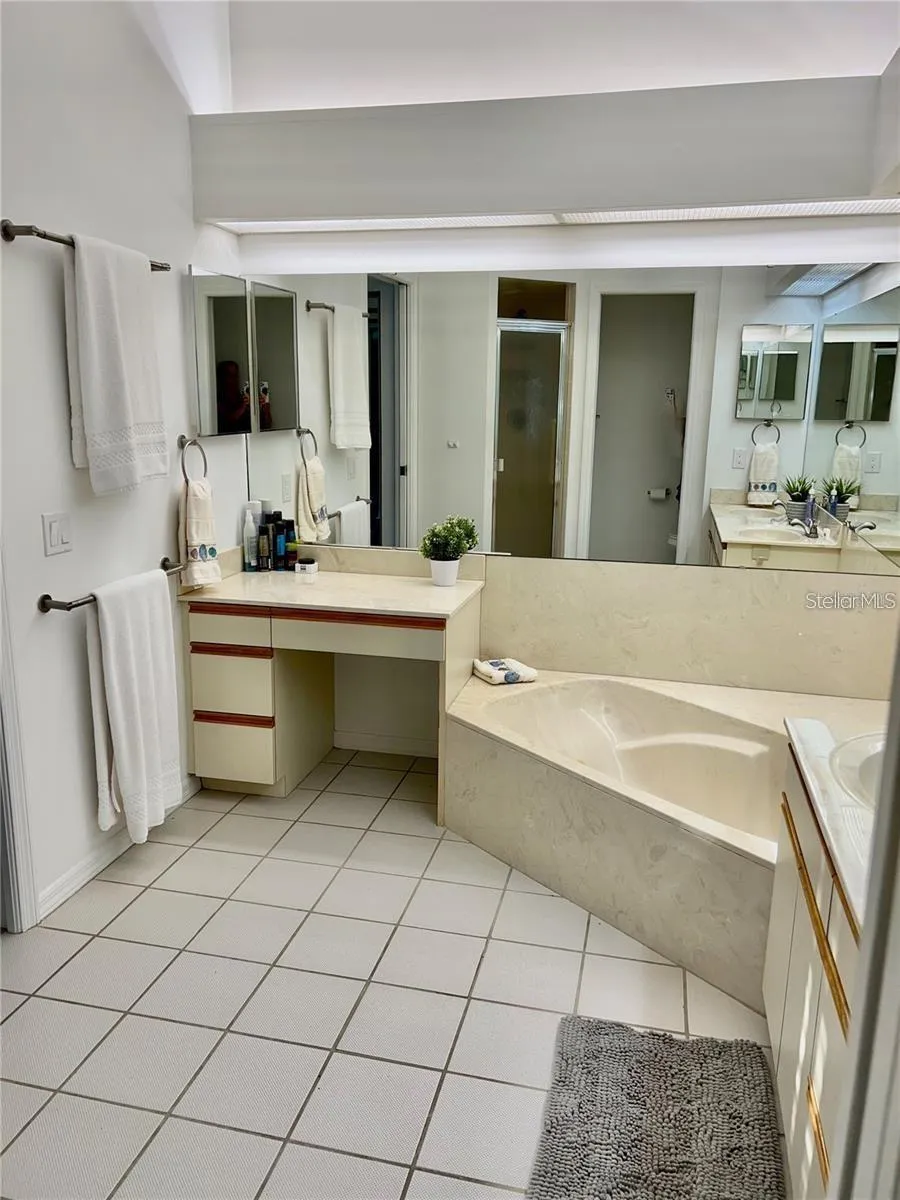 7186 LAKESIDE DRIVE Sarasota, FL 34243