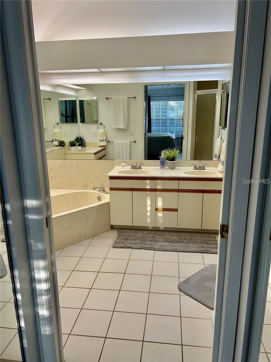 7186 LAKESIDE DRIVE Sarasota, FL 34243