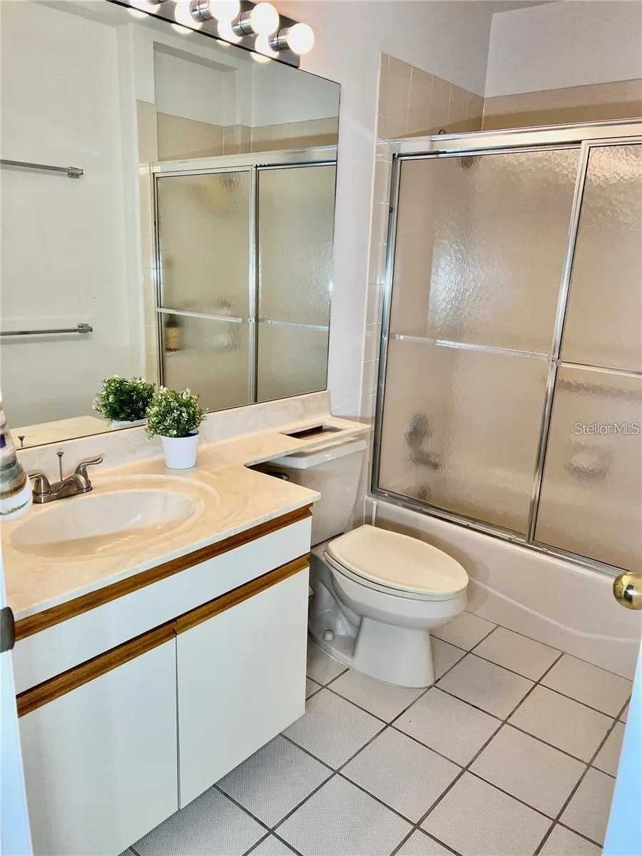 7186 LAKESIDE DRIVE Sarasota, FL 34243