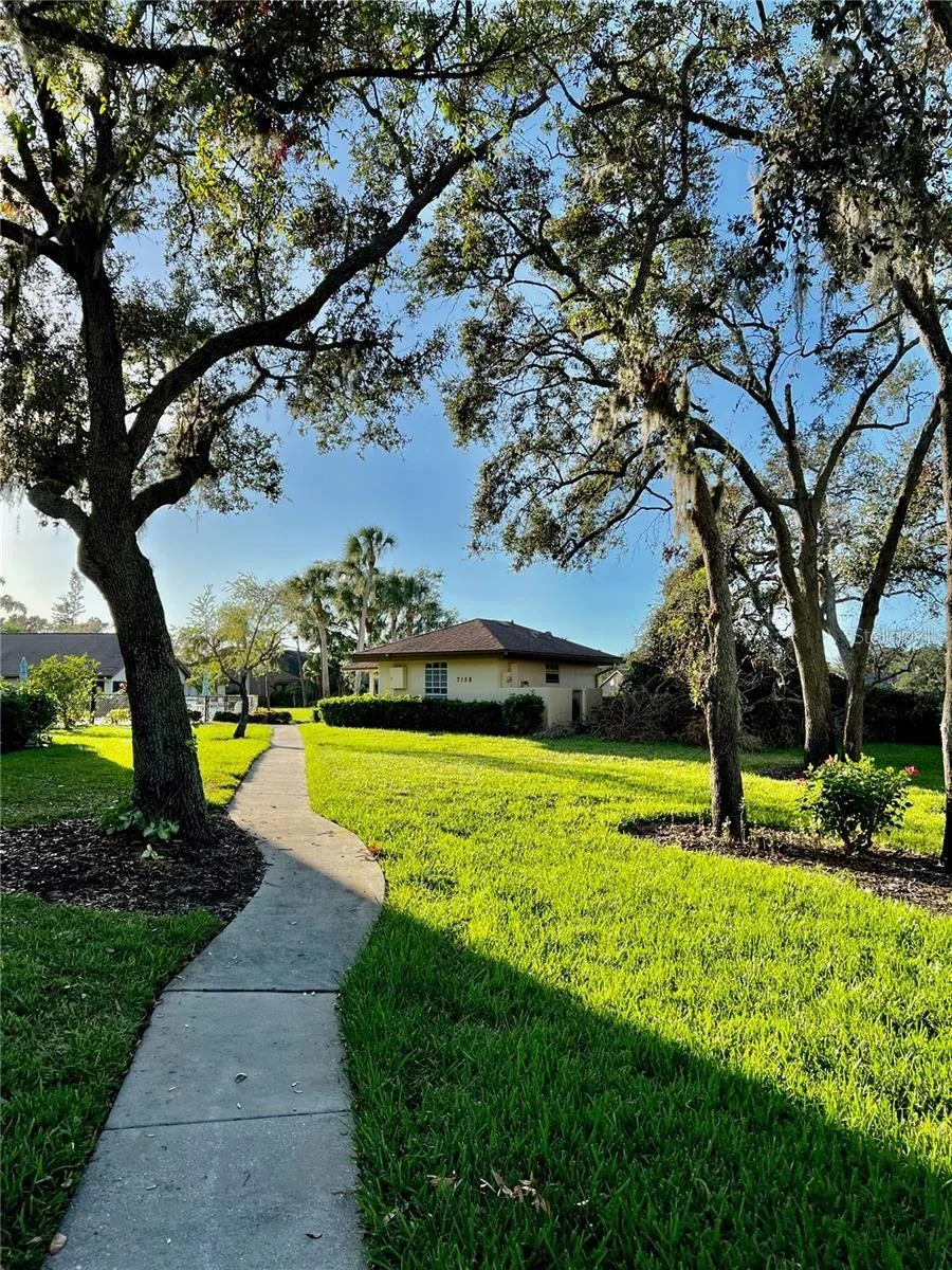 7186 LAKESIDE DRIVE Sarasota, FL 34243