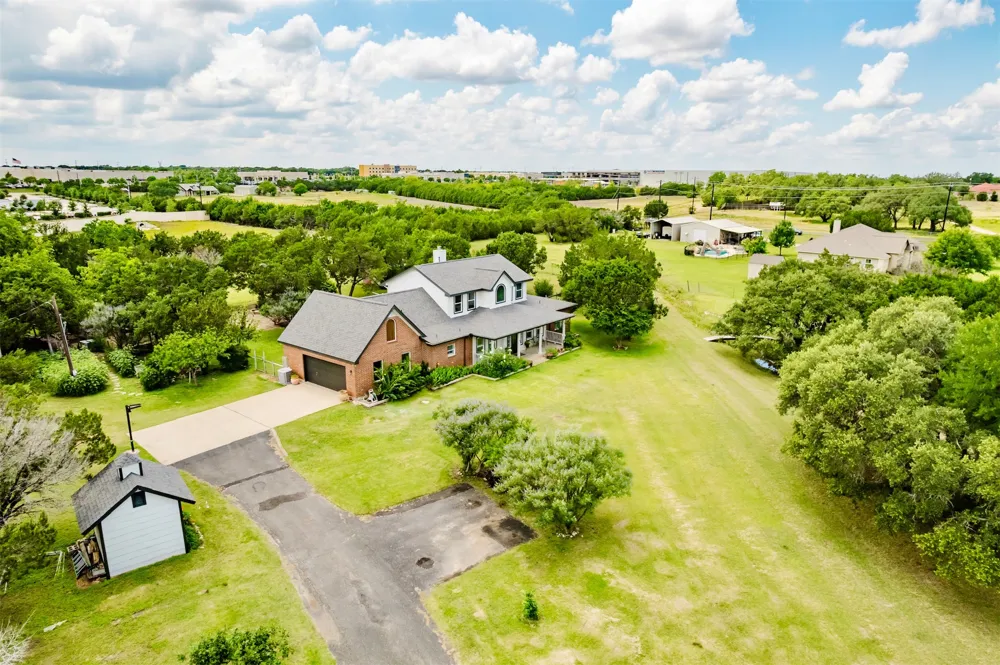121 Lakewood Trail Leander, TX 78641