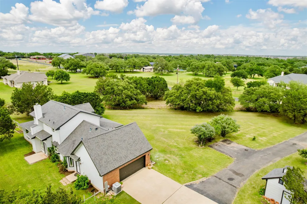121 Lakewood Trail Leander, TX 78641