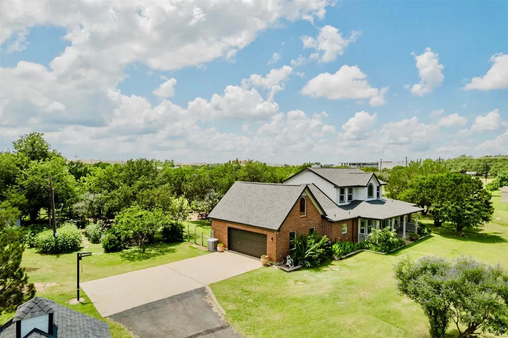 121 Lakewood Trail Leander, TX 78641