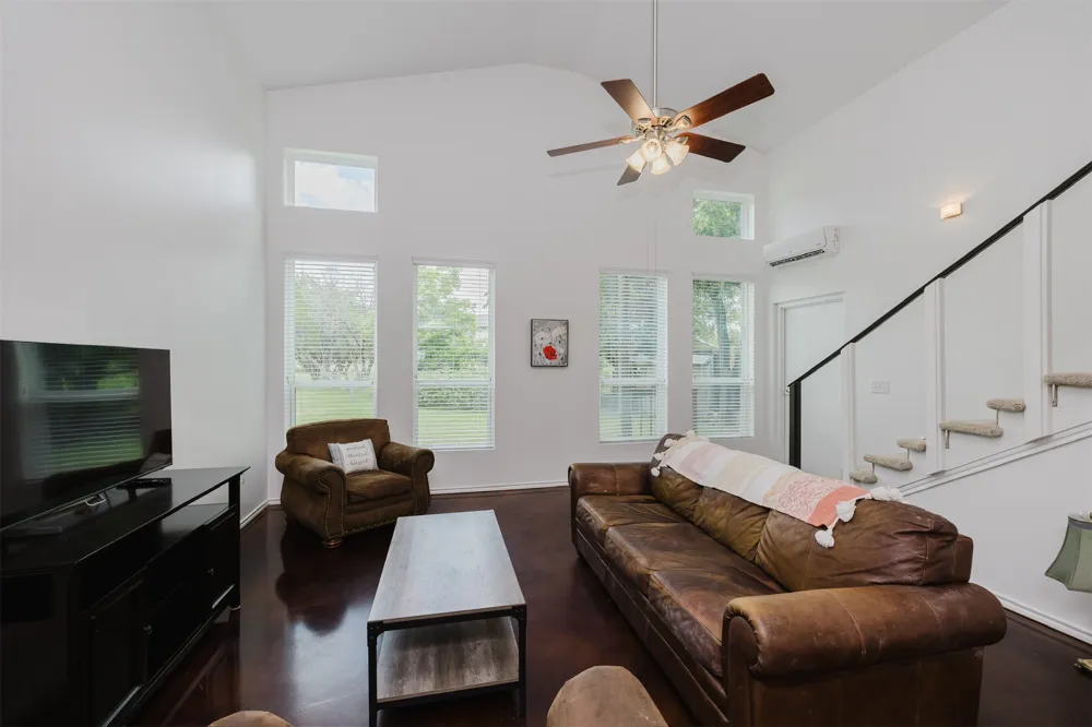 121 Lakewood Trail Leander, TX 78641