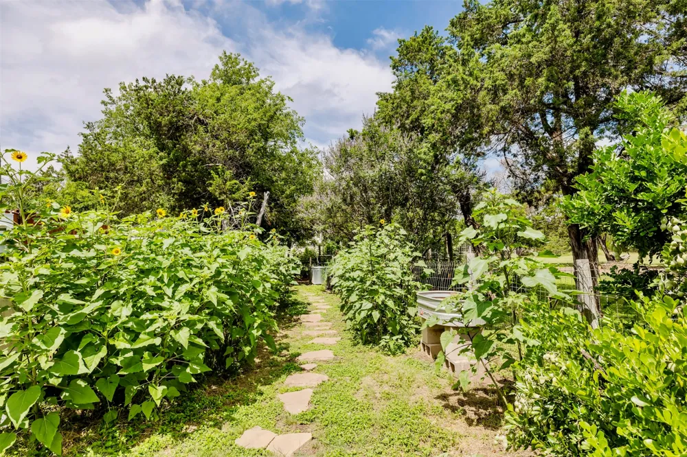121 Lakewood Trail Leander, TX 78641