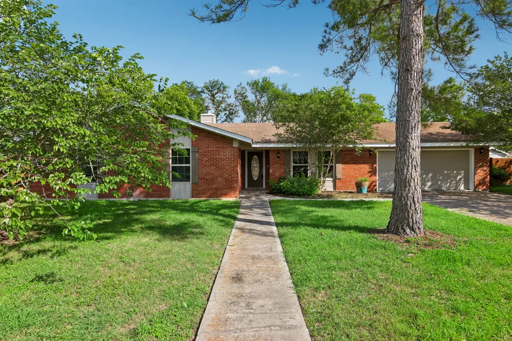 810 Vogel Drive Lockhart, TX 78644