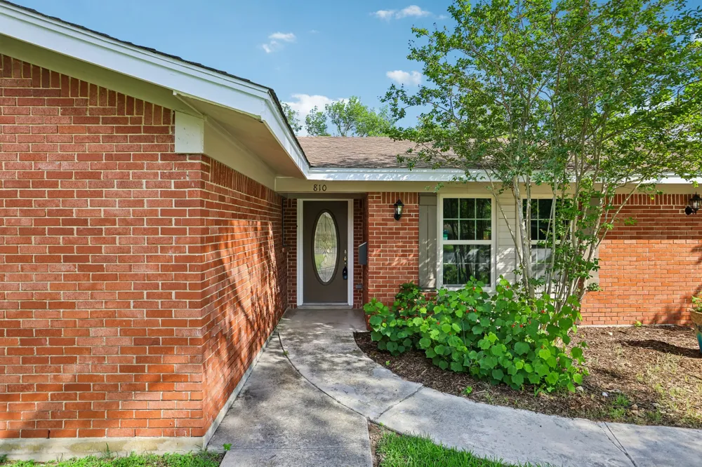 810 Vogel Drive Lockhart, TX 78644