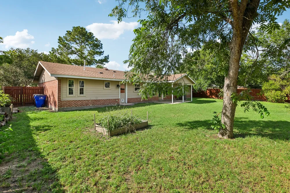 810 Vogel Drive Lockhart, TX 78644