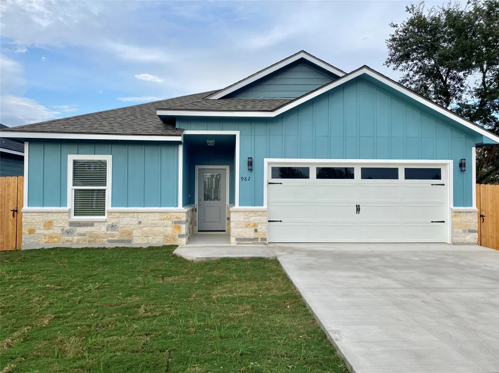 982 S Navarro Street Giddings, TX 78942