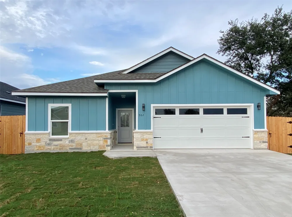 982 S Navarro Street Giddings, TX 78942
