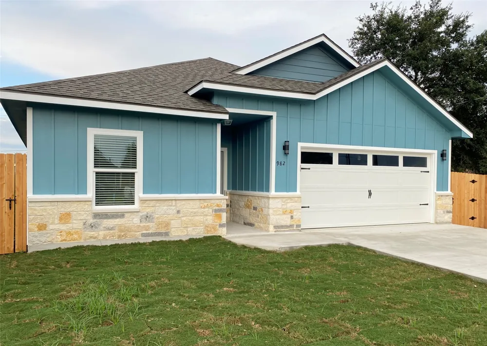 982 S Navarro Street Giddings, TX 78942