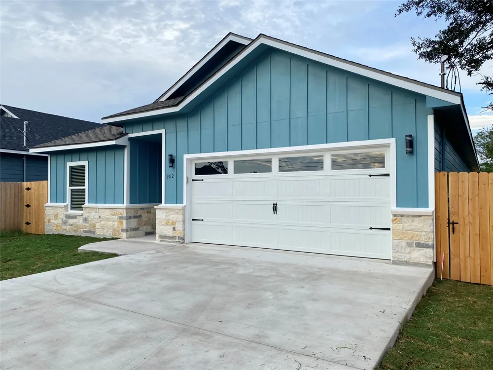 982 S Navarro Street Giddings, TX 78942