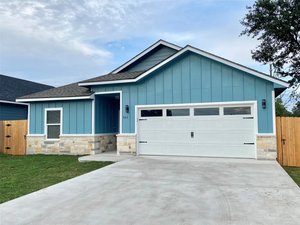 982 S Navarro Street Giddings, TX 78942