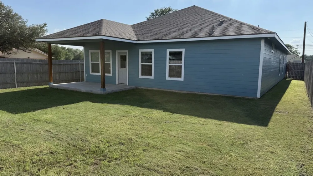 982 S Navarro Street Giddings, TX 78942
