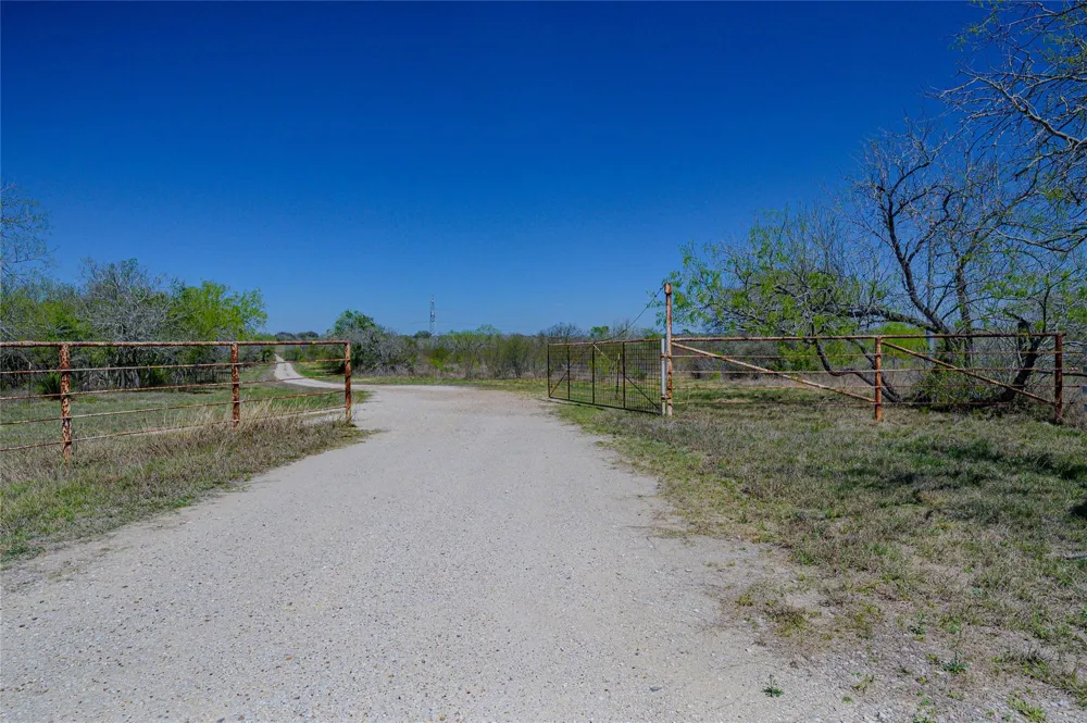 5923 Fm 1726 Goliad, TX 77963