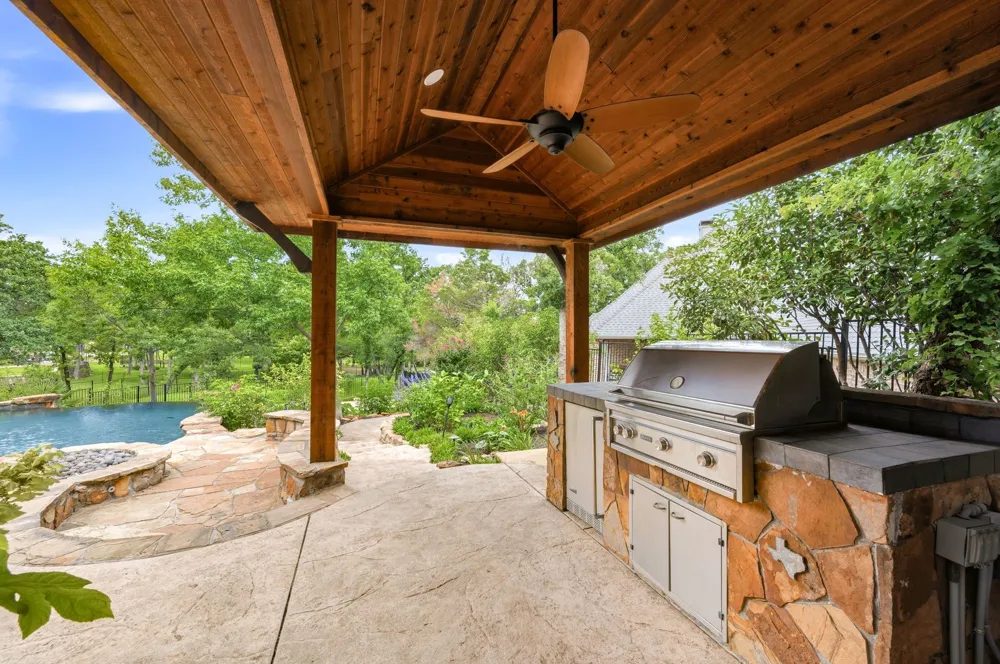 3091 Whispering Oaks Drive Highland Village, TX 75077