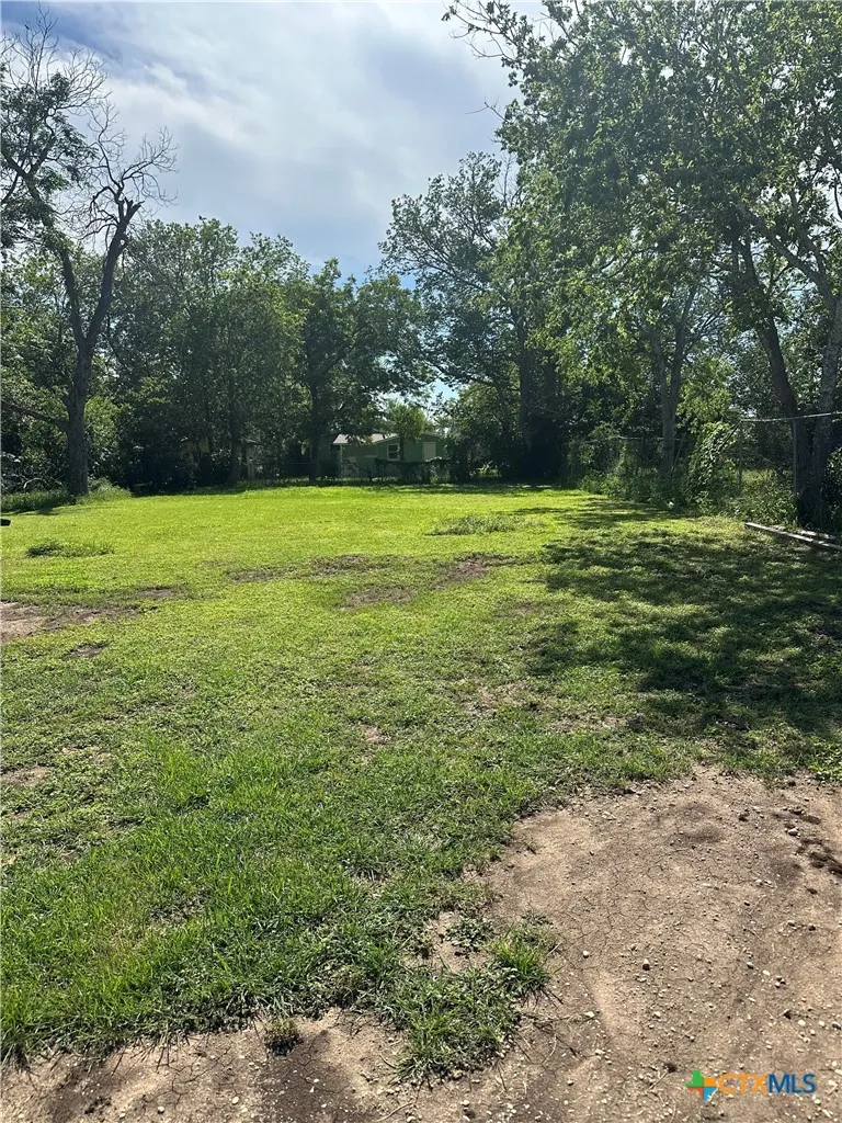 652 Flores Street Seguin, TX 78155