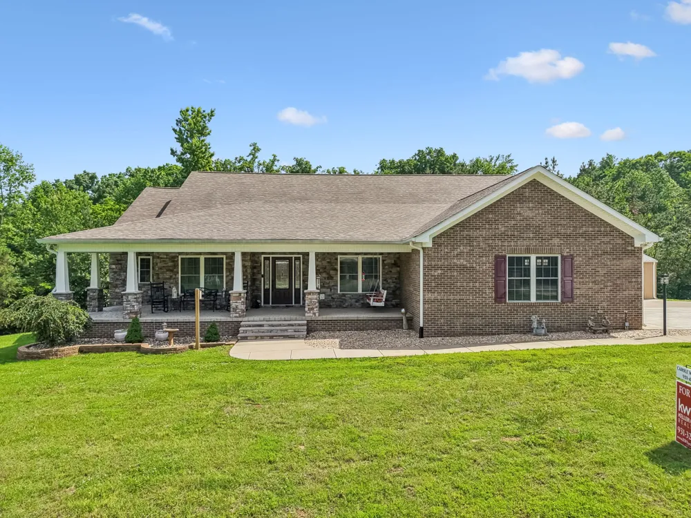 1421 Oakmont Cir Centerville, TN 37033