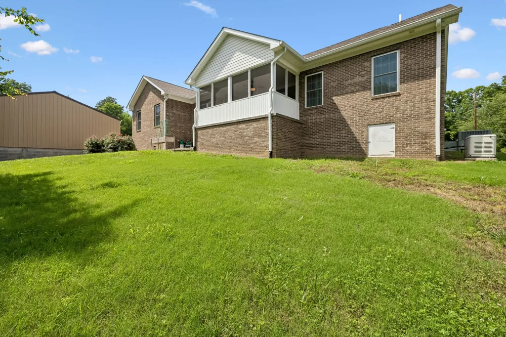1421 Oakmont Cir Centerville, TN 37033