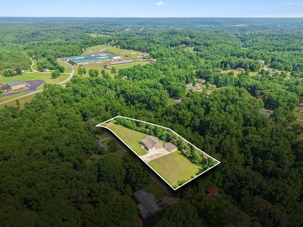 1421 Oakmont Cir Centerville, TN 37033
