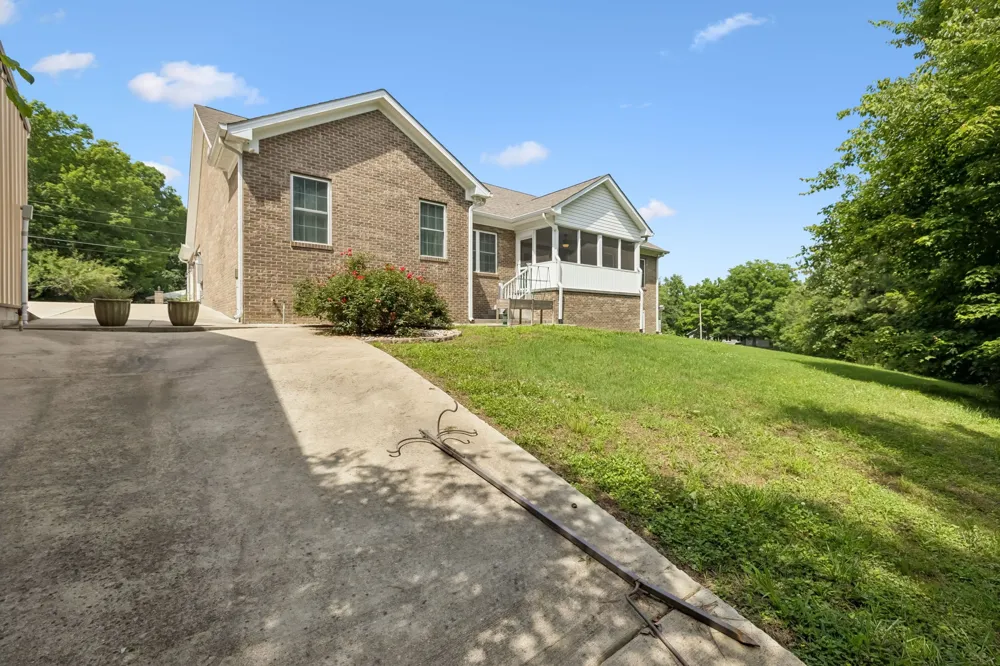 1421 Oakmont Cir Centerville, TN 37033