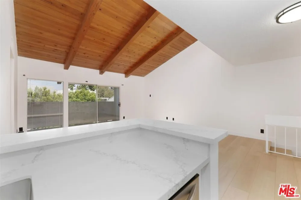 20134 Leadwell Street #334 Winnetka, CA 91306