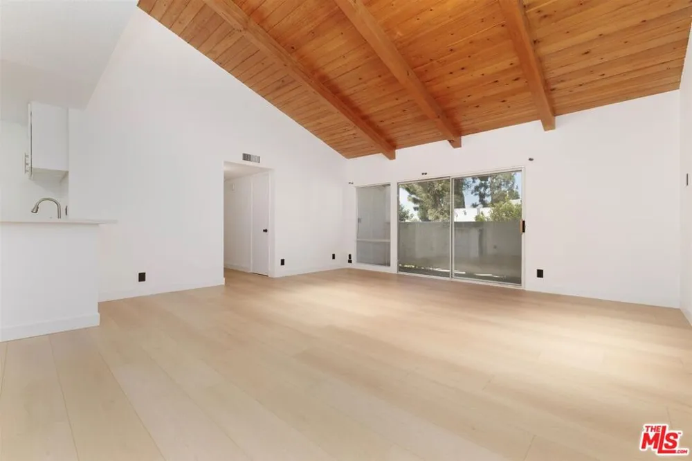 20134 Leadwell Street #334 Winnetka, CA 91306