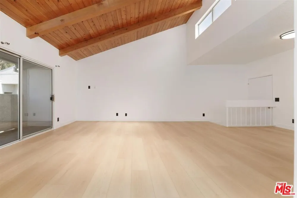 20134 Leadwell Street #334 Winnetka, CA 91306