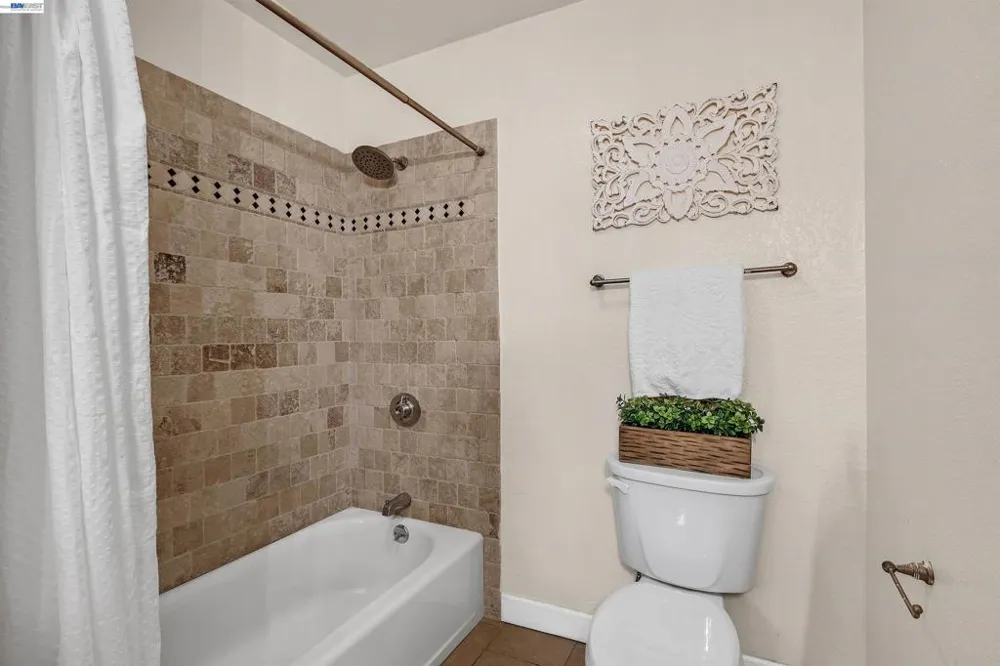 1570 165Th Ave #104 San Leandro, CA 94578