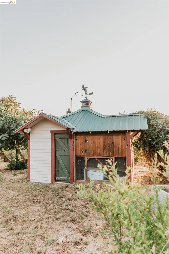 49100 WICKERSHAM ROAD Geyserville, CA 95441