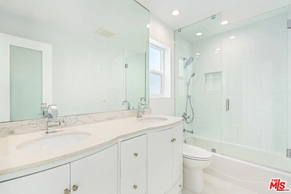 2419 Ocean Front Walk Venice, CA 90291