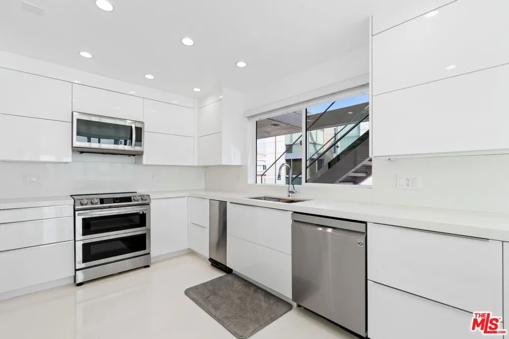 2419 Ocean Front Walk Venice, CA 90291
