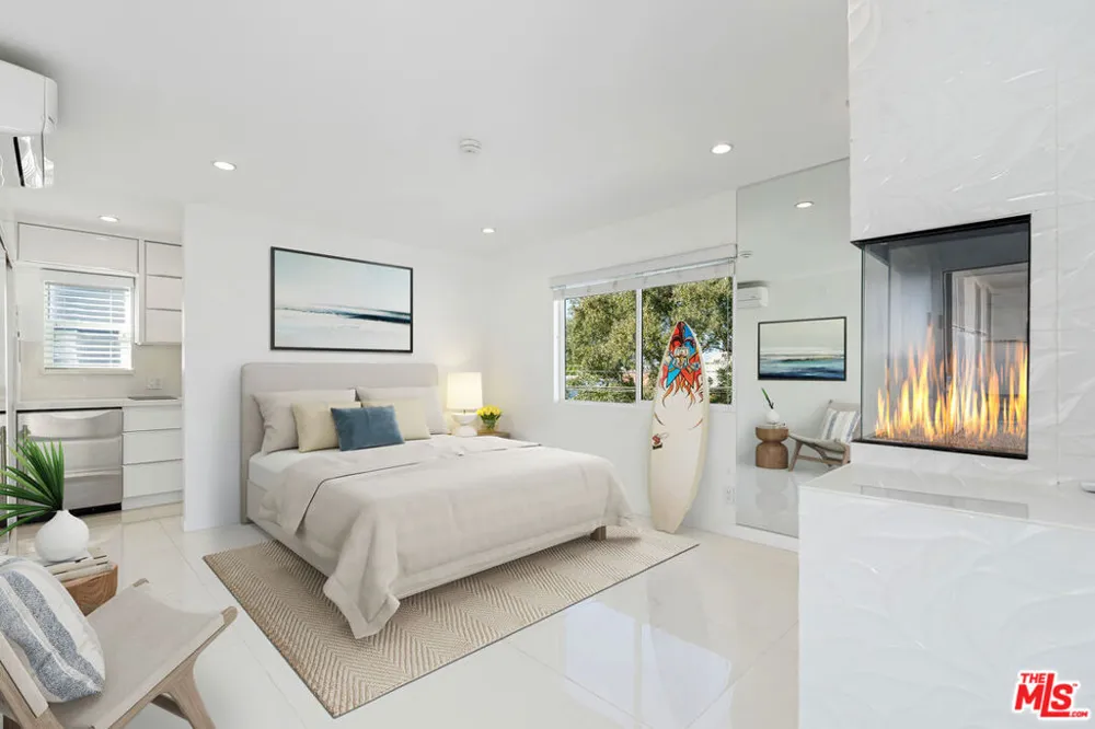 2419 Ocean Front Walk Venice, CA 90291