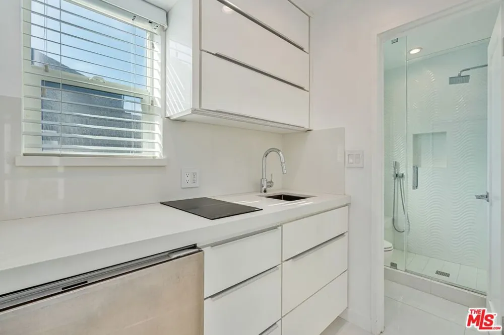 2419 Ocean Front Walk Venice, CA 90291