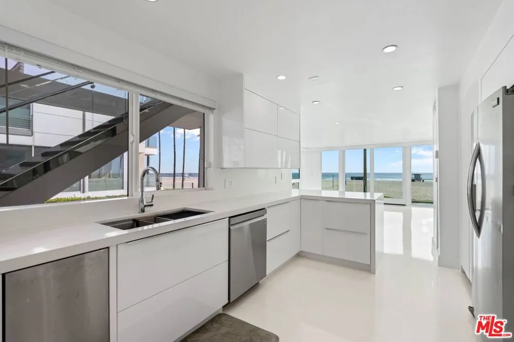 2419 Ocean Front Walk Venice, CA 90291