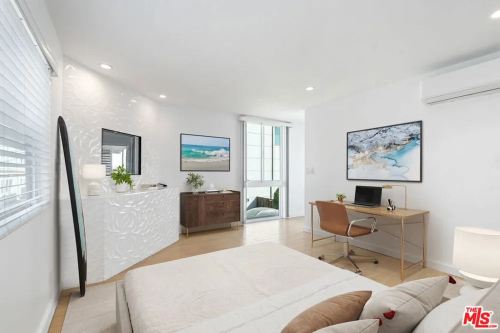 2419 Ocean Front Walk Venice, CA 90291